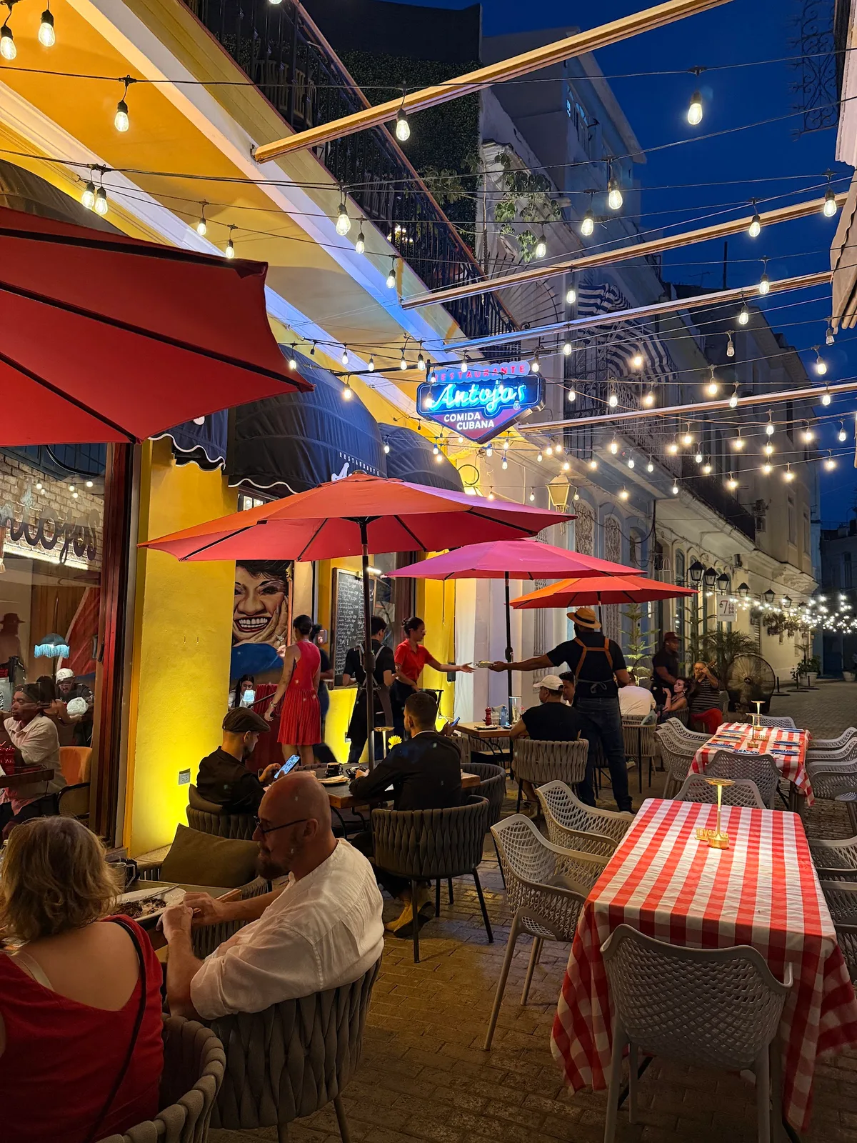 Terraza encendida, sombrillas rojas.