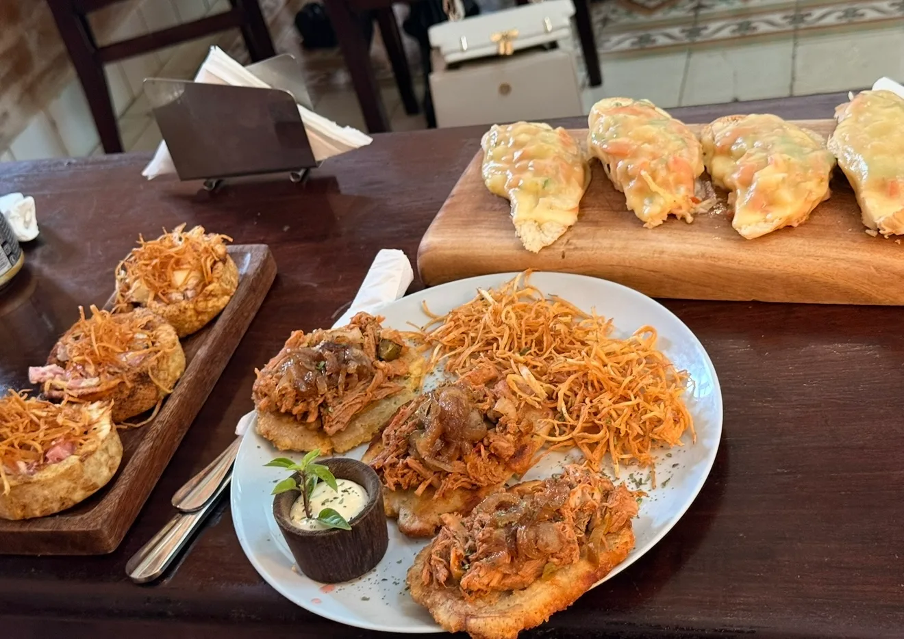 Tabla de madera con carnes, empanadas y acompañamientos