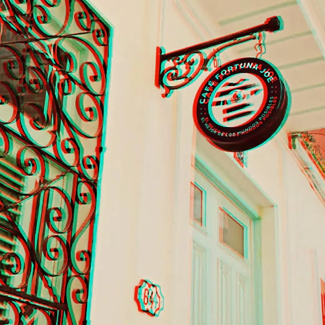Puerta de entrada con herrería ornamental y señal circular