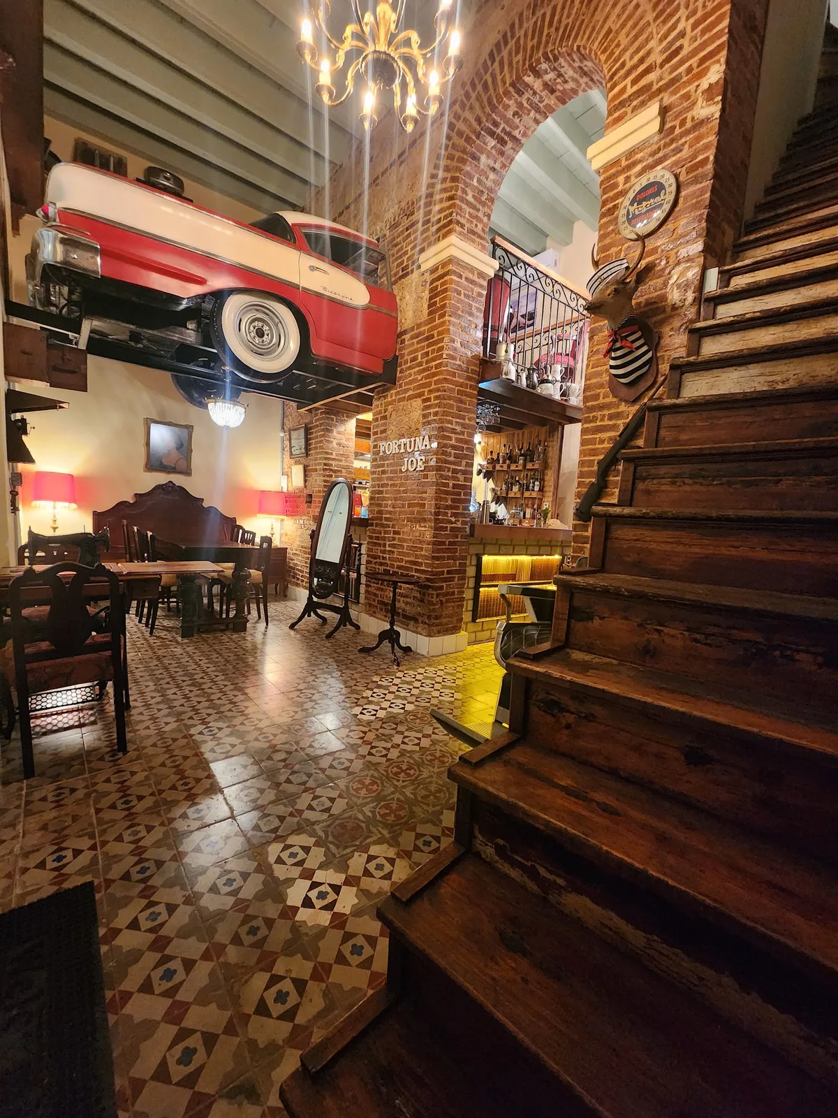 Interior del café con auto rojo suspendido y decoración retro vintage