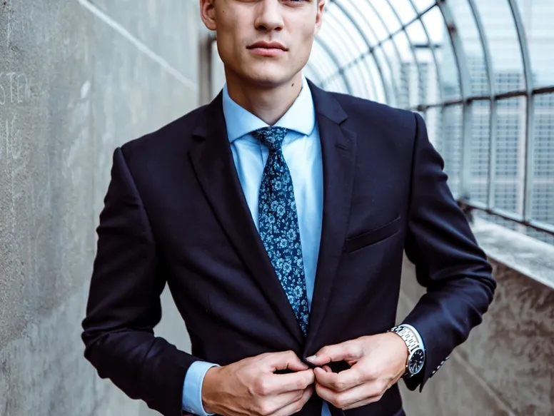 Traje de poliéster con camisa de vestir