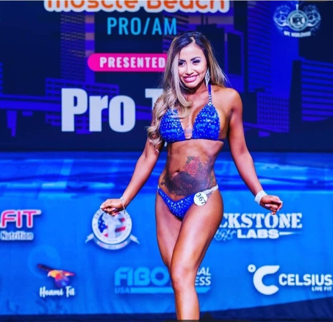 Bikini suit color rosa con brillos para competencia de bikini